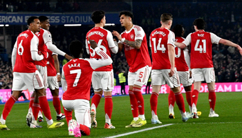 Upson bảo vệ quyết định thổi phạt đền cho Arsenal trước Leverkusen